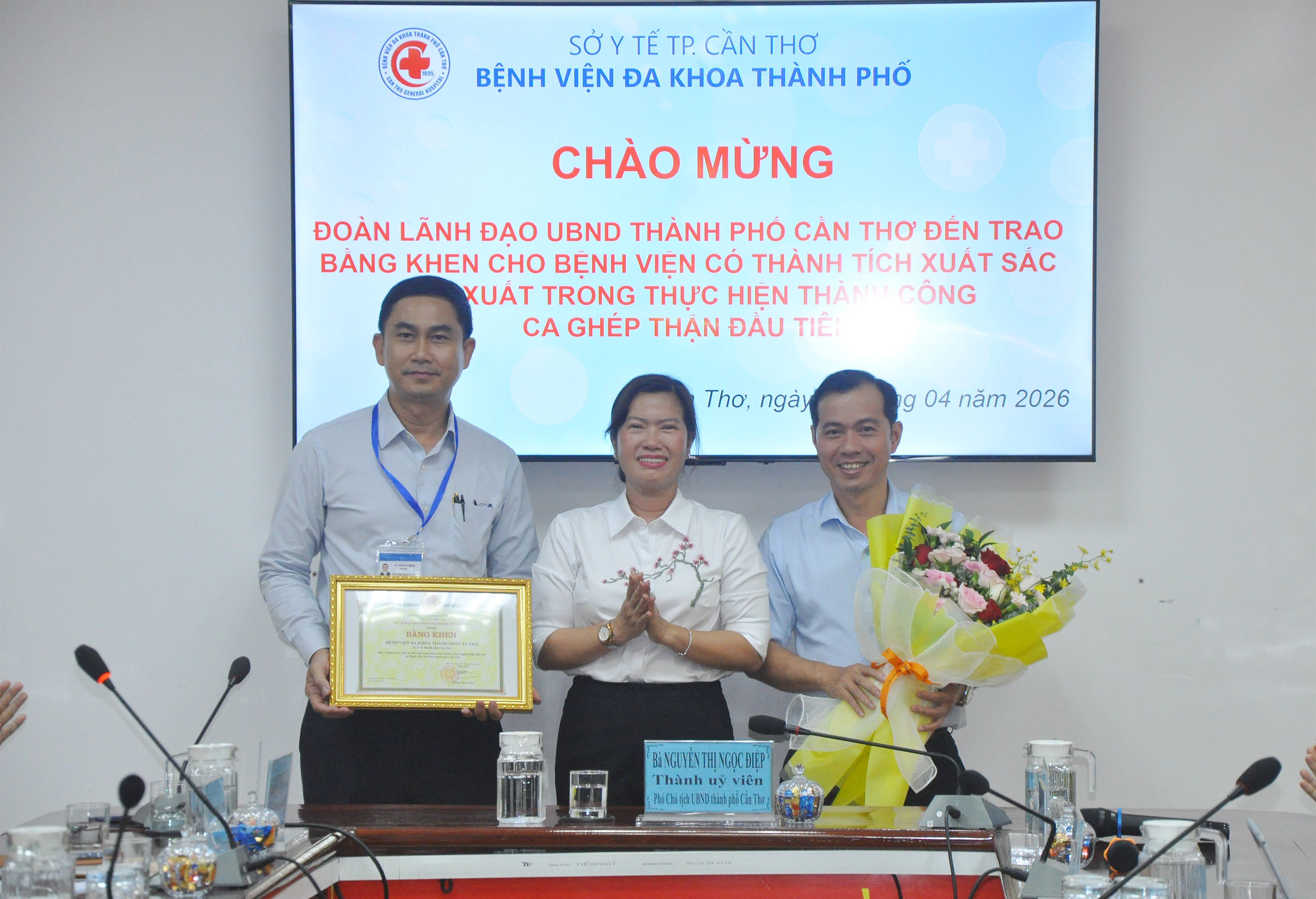 Khen thưởng đột xuất Bệnh viện Đa khoa TP Cần Thơ sau thành công ca ghép thận đầu tiên